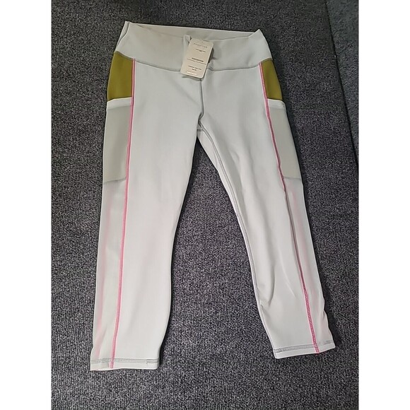 NWT Fabletics On The Go High Waisted Capri Leggings Womens XL Breathable Yoga - Picture 2 of 9